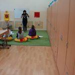 Dzieci ćwiczą na sali