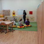 Dzieci ćwiczą na sali